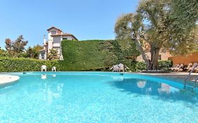 Modern Family Home 5 Min To Beach +Pool +Garage